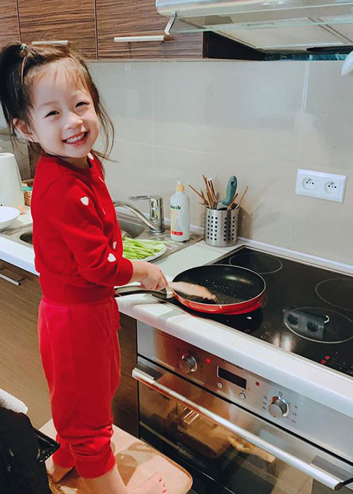 Diễm Trang khoe con gái 3 tuổi nấu ăn.