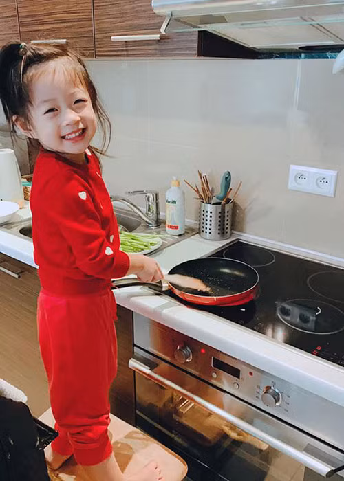Diễm Trang khoe con gái 3 tuổi nấu ăn.