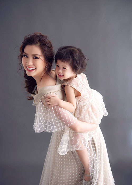 Nàng á hậu được khen khéo dạy con.