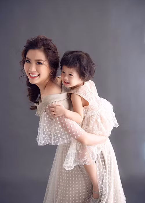 Nàng á hậu được khen khéo dạy con.