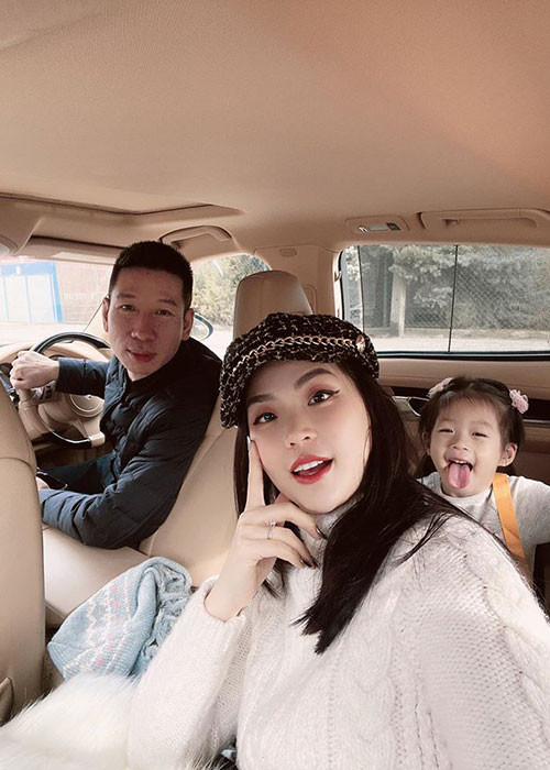 Diễm Trang cho biết, cô luôn dành sự trân trọng cảm ơn cho người bạn đời của mình. Á hậu viết: "Anh luôn ủng hộ mình trong mọi quyết định, anh hay nói đùa “Hiếm có người đàn ông nào dại như mình” trong bối cảnh showbiz rất nhiều điều nhạy cảm, ai cũng chỉ mong cưới một người vợ và giữ riêng cho mình. Nhưng anh thì không, anh tôn trọng vợ, tạo điều kiện cho vợ sống đúng với cảm xúc của mình, anh không bắt ép hay trói buộc vào bất cứ khuôn khổ nào...