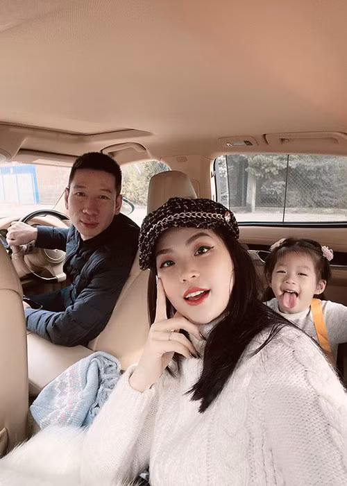 Diễm Trang cho biết, cô luôn dành sự trân trọng cảm ơn cho người bạn đời của mình. Á hậu viết: "Anh luôn ủng hộ mình trong mọi quyết định, anh hay nói đùa “Hiếm có người đàn ông nào dại như mình” trong bối cảnh showbiz rất nhiều điều nhạy cảm, ai cũng chỉ mong cưới một người vợ và giữ riêng cho mình. Nhưng anh thì không, anh tôn trọng vợ, tạo điều kiện cho vợ sống đúng với cảm xúc của mình, anh không bắt ép hay trói buộc vào bất cứ khuôn khổ nào...