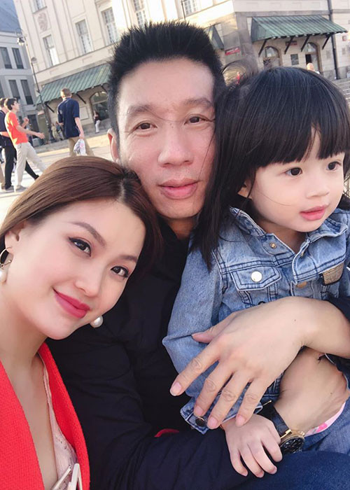 ...Mỗi khi Trang kiếm được bao nhiêu, anh luôn là người đầu tiên Trang chia sẻ, và cảm ơn anh, chưa bao giờ chê, ngược lại còn trân trọng từng đồng tiền mà Trang kiếm được dù số tiền đó rất nhỏ so với anh. Chính vì thế dù có làm gì Trang cũng nghĩ đến gia đình đầu tiên".