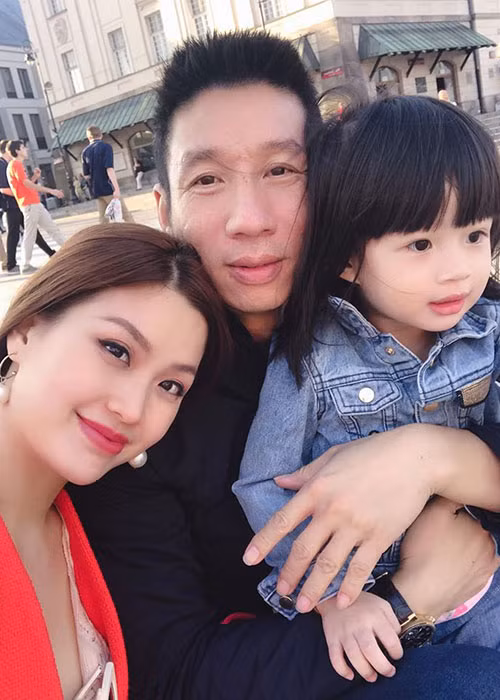 ...Mỗi khi Trang kiếm được bao nhiêu, anh luôn là người đầu tiên Trang chia sẻ, và cảm ơn anh, chưa bao giờ chê, ngược lại còn trân trọng từng đồng tiền mà Trang kiếm được dù số tiền đó rất nhỏ so với anh. Chính vì thế dù có làm gì Trang cũng nghĩ đến gia đình đầu tiên".