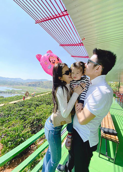 Mới nhất, nàng á hậu cho biết, cô vẫn ổn và lạc quan. "Giờ không biết ngày nào về luôn vì sân bay đóng cửa, hãng dời chuyến, đợi thông báo và Trang cũng chọn tránh di chuyển để gia đình được an toàn", cô nói.