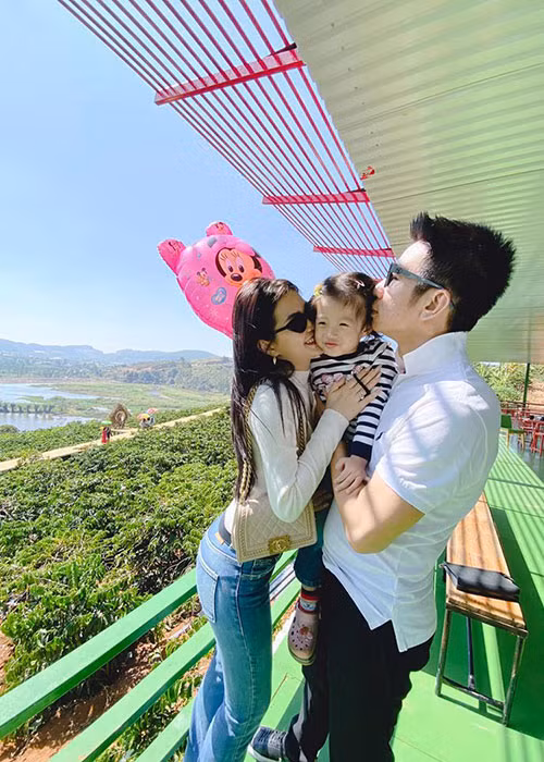 Mới nhất, nàng á hậu cho biết, cô vẫn ổn và lạc quan. "Giờ không biết ngày nào về luôn vì sân bay đóng cửa, hãng dời chuyến, đợi thông báo và Trang cũng chọn tránh di chuyển để gia đình được an toàn", cô nói.