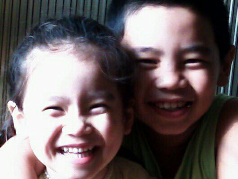 Khoảnh khắc Thục Anh tươi rói bên anh trai.