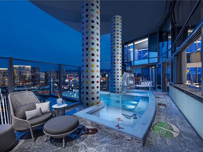 Khi đặt căn phòng này, khách hàng sẽ được cung cấp những dịch vụ cao cấp như quản gia, tài xế riêng, tour tham quan những khu trưng bày nghệ thuật, và tài khoản 10.000 USD để sử dụng trong sòng bạc hoặc các tiện ích khác tại Palms.