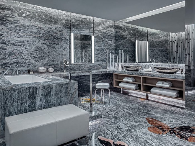 Phòng tắm chính hào nhoáng với nhiều tiện ích hiện đại được lát đá cẩm thạch mang tông màu xám chủ đạo.