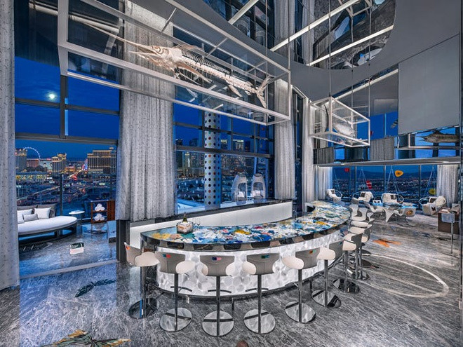 Một quầy bar 13 chỗ ngồi với màu sắc sặc sỡ, được trình bày độc đáo là khu vực thú vị để trò chuyện với bạn bè.