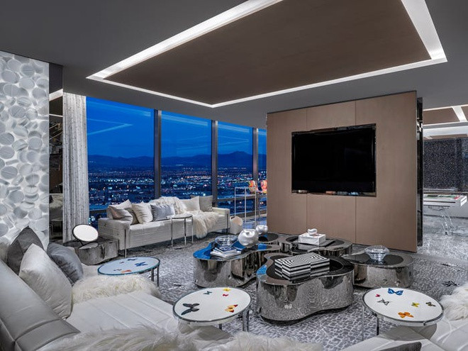 Phòng gia đình được thiết kế với phong cách cởi mở cùng hệ thống âm thanh, ánh sáng, và máy chiếu tiên tiến.