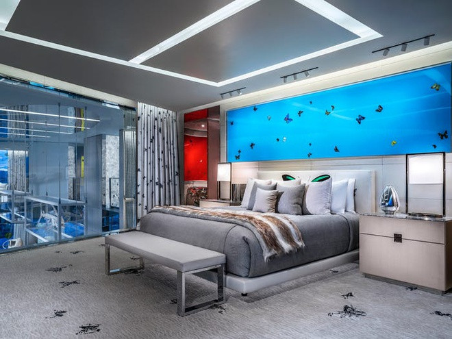 Các phòng ngủ chính sang trọng với điểm nhấn là chiếc giường cỡ lớn cùng những bức tường bằng kính đem lại ánh sáng tự nhiên.