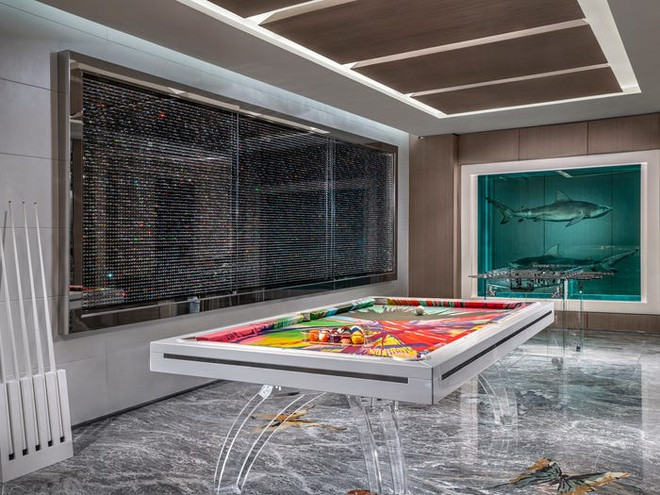 Căn phòng giải trí với những bộ sưu tập nghệ thuật, bàn billiard sặc sỡ, khu vực massage, và khu vực tập thể dục.