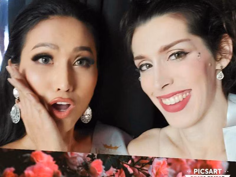 Sau khi tặng cà phê cho các thí sinh cùng tham gia cuộc thi Miss International Queen 2020 - Hoa hậu Chuyển giới Quốc tế 2020, Hoài Sa tiếp tục ghi điểm vì giúp đỡ người đẹp Mỹ - Kayley Whalen.