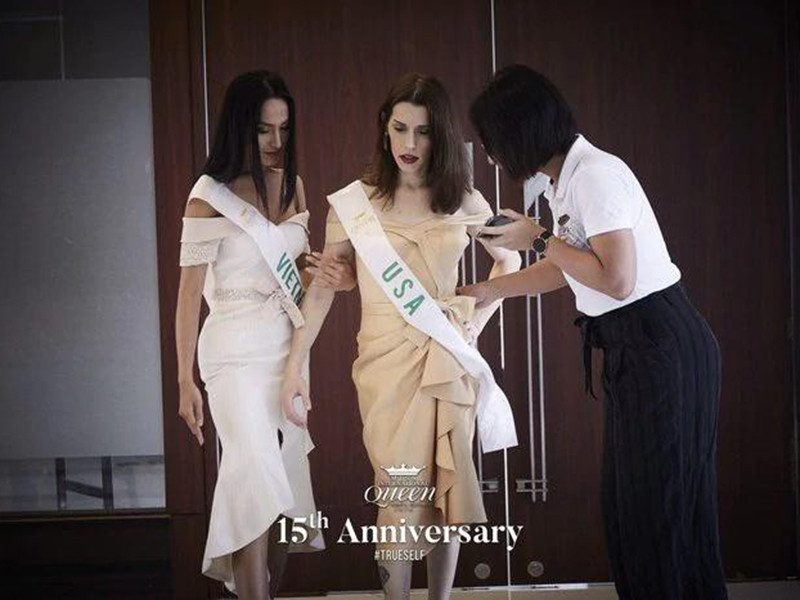 Theo Saostar, Kayley chỉ mang duy nhất 1 đôi giày. Vì vậy, khi gặp sự cố giày quá rộng, đại diện Mỹ rất lo lắng. Biết vậy, Hoài Sa quyết định tặng Kayley một đôi giày.