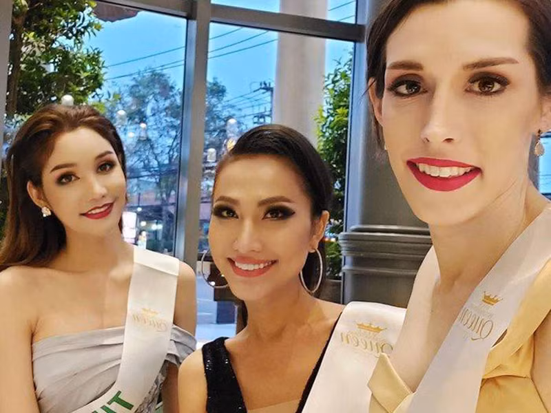 Với sự giúp đỡ nhiệt tình của Hoài Sa, Kayley có lẽ sẽ tỏa sáng hơn trong bán kết cuộc thi diễn ra vào ngày 5/3.