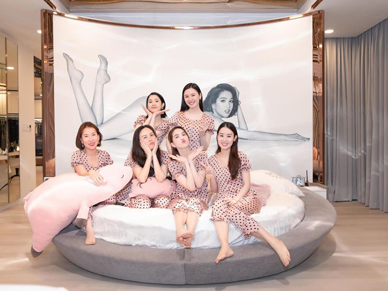 Chân dài gốc Trà Vinh, Phượng Chanel trẻ trung trong trang phục pyjama màu hồng, họa tiết chấm bi.