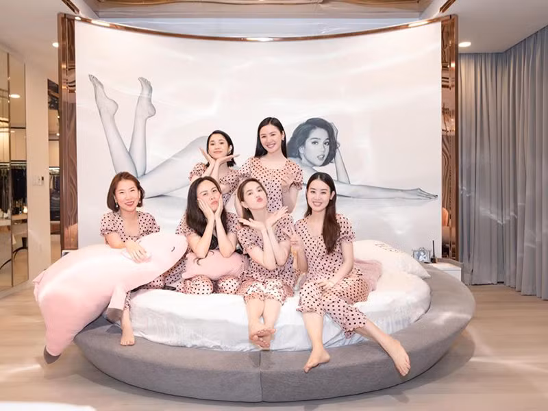 Chân dài gốc Trà Vinh, Phượng Chanel trẻ trung trong trang phục pyjama màu hồng, họa tiết chấm bi.