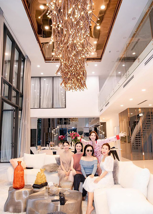 Biệt thự 24 tỷ của Ngọc Trinh trở thành nơi tụ tập của bạn bè giữa mùa dịch bệnh.
