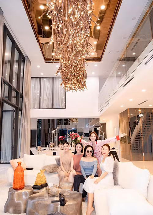 Biệt thự 24 tỷ của Ngọc Trinh trở thành nơi tụ tập của bạn bè giữa mùa dịch bệnh.