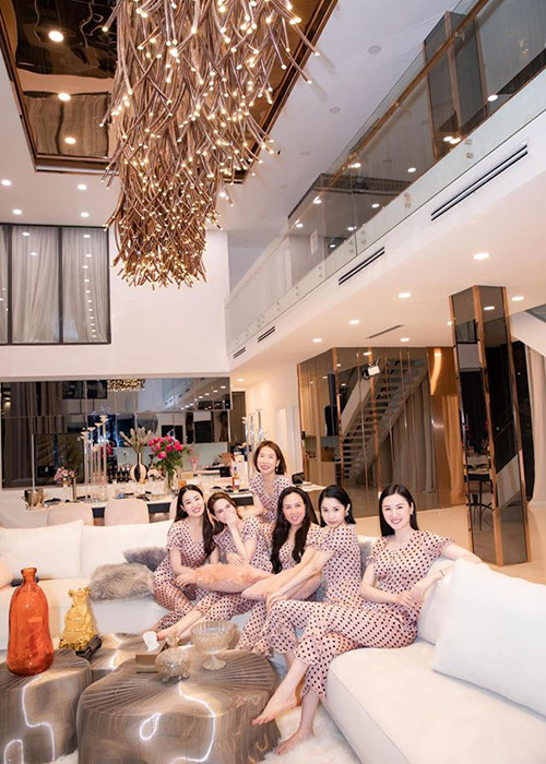 "Cả nhà hôm giờ là đóng cửa quay quần bên nhau: tập thể dục đều đặn, ăn uống khoa học điều độ, chia sẻ các bài viết về thông tin bổ ích, để cùng nhau chống dịch", doanh nhân Phượng Chanel chia sẻ.