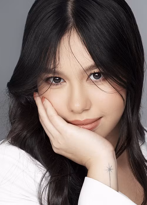 Ở nhà, Quế My và Thùy My trò chuyện với nhau bằng cả tiếng Việt và tiếng Anh nên Quế My cũng có khả năng nói tiếng Anh tốt.