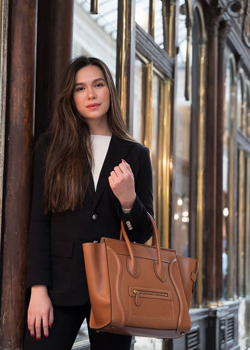 Thùy My học về truyền thông ở Mỹ, thông thạo tiếng Anh, Pháp, Nga và Trung Quốc.