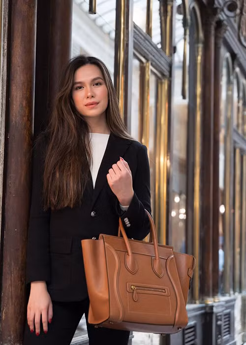 Thùy My học về truyền thông ở Mỹ, thông thạo tiếng Anh, Pháp, Nga và Trung Quốc.