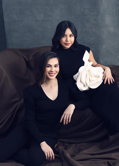 "Mong 2 con gái của bố mẹ giữ gìn sức khỏe thật tốt, nhất là trong lúc này", Diễm My nhắn nhủ các con.