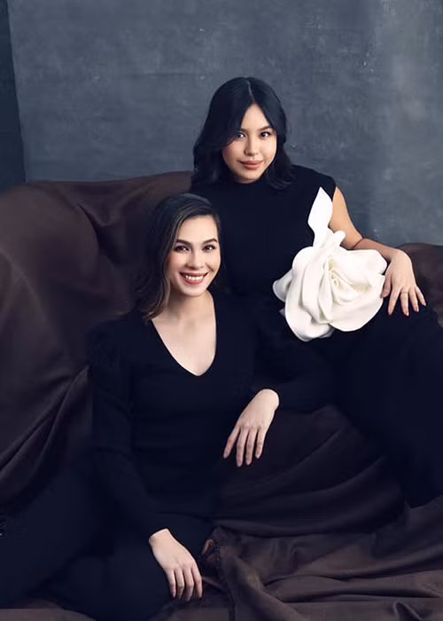 "Mong 2 con gái của bố mẹ giữ gìn sức khỏe thật tốt, nhất là trong lúc này", Diễm My nhắn nhủ các con.