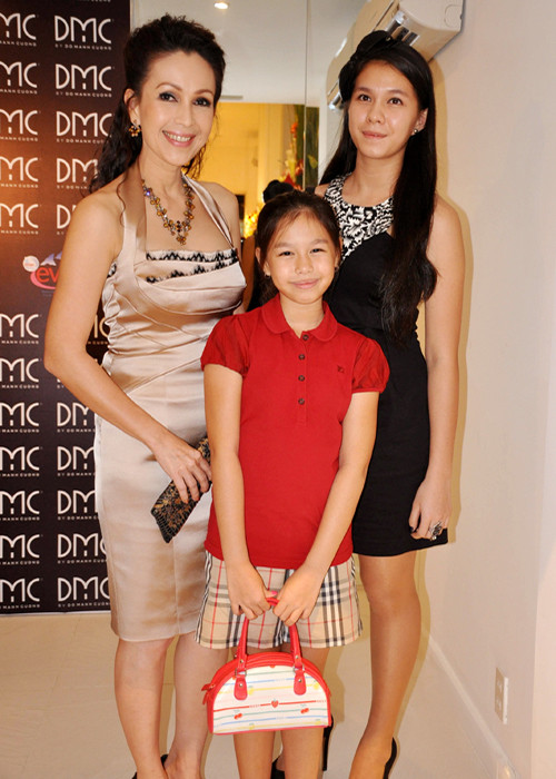 Trong những năm trở lại đây, hai con gái của Diễm My gần như không xuất hiện trước truyền thông. Mời quý độc giả xem video "Nhắn tin qua điện thoại ủng hộ phòng chống Covid-19". Nguồn VTC14