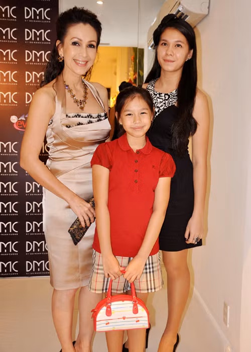 Trong những năm trở lại đây, hai con gái của Diễm My gần như không xuất hiện trước truyền thông. Mời quý độc giả xem video "Nhắn tin qua điện thoại ủng hộ phòng chống Covid-19". Nguồn VTC14