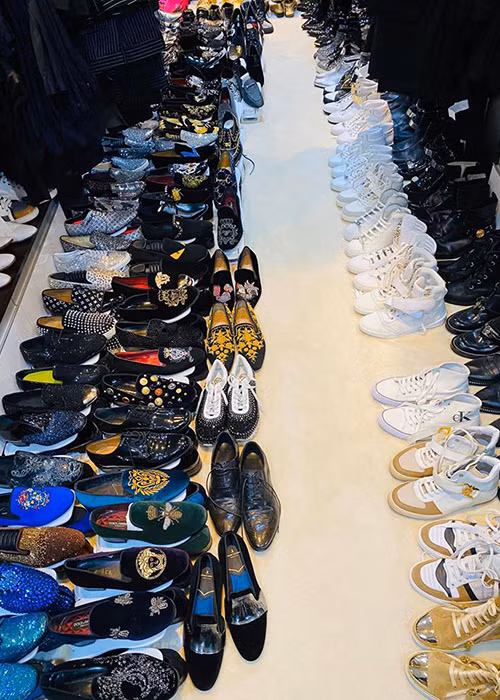 Nam ca sĩ tiết lộ anh có đến 800 đôi giày. "Tiễn 500 đôi giày lên lầu 3, chừa lại 300 để đi hát thường xuyên", Mr Đàm chia sẻ.