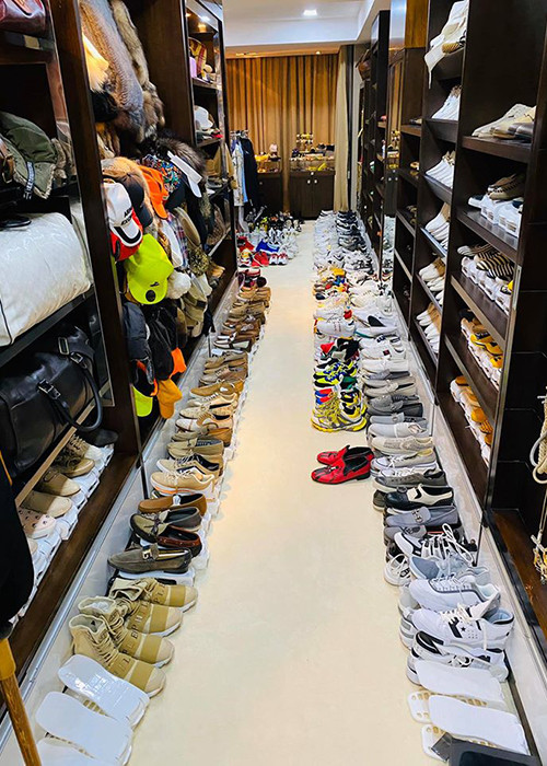 Ngoài giày, Mr Đàm còn sở hữu túi xách, quần áo, nước hoa, thắt lưng, khăn tay với số lượng lớn.