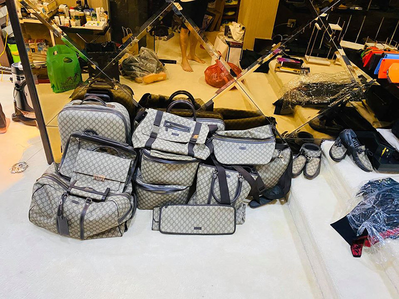 "Ông hoàng nhạc Việt" thoải mái lựa đồ mỗi khi đi diễn, tham gia sự kiện.