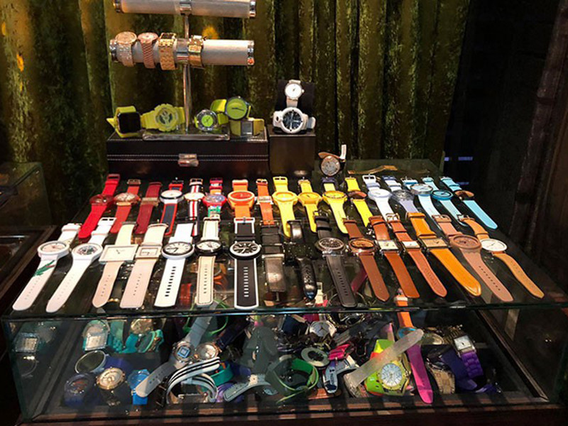 Nhiều người cho rằng tủ đồ hiệu của Mr Đàm có thể trị giá đến vài chục tỷ đồng.