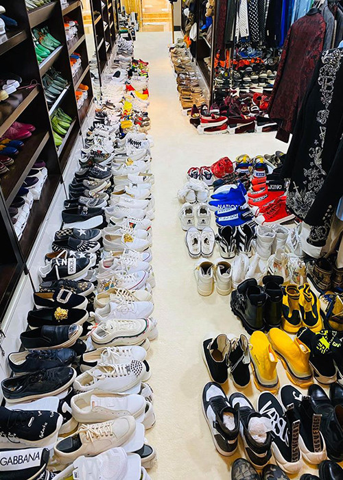 “Rảnh một chút là mua sắm, để rồi giờ đây phải soạn ra cho bớt. Tui mệt rồi! 3 tiếng mà vẫn chưa xong một khu, trong khi còn 19 khu vực", nam ca sĩ từng than thở.