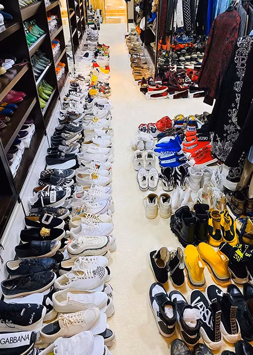 “Rảnh một chút là mua sắm, để rồi giờ đây phải soạn ra cho bớt. Tui mệt rồi! 3 tiếng mà vẫn chưa xong một khu, trong khi còn 19 khu vực", nam ca sĩ từng than thở.