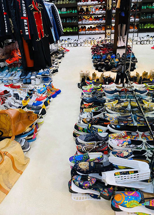 Số giày hàng hiệu khủng của "ông hoàng nhạc Việt" khiến người hâm mộ choáng.