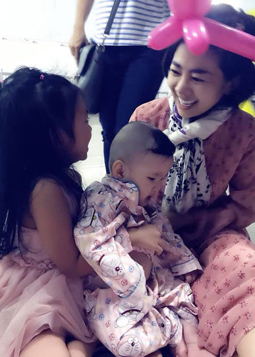 Sau khi ra viện, Mai Phương còn dành thời gian chăm sóc con gái Lavie - kết quả mối tình của cô và ca sĩ Phùng Ngọc Huy. Nữ diễn viên cố gắng đưa con đi du lịch, tham gia chương trình ý nghĩa.