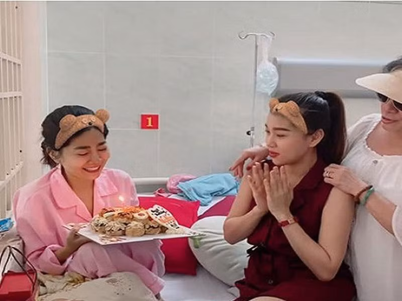 Những ngày giáp Tết Nguyên Đán 2020, bệnh tình của Mai Phương trở nặng. Trên trang cá nhân một người bạn của Mai Phương chia sẻ hình ảnh cô đón sinh nhật tuổi 35 bên bạn bè tại bệnh viện.