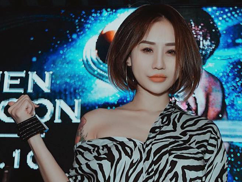 Với đặc thù nghề nghiệp, Tiên Moon lựa chọn những trang phục ôm sát, cắt xẻ táo bạo.