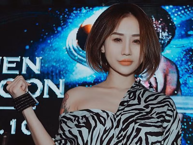 Với đặc thù nghề nghiệp, Tiên Moon lựa chọn những trang phục ôm sát, cắt xẻ táo bạo.