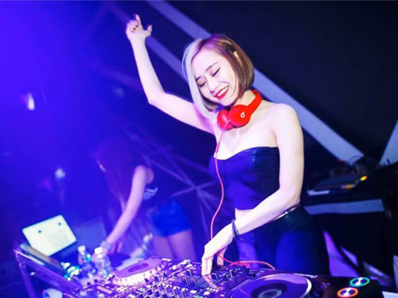 Tiên Moon sinh năm 1988 tại Đà Nẵng, là một trong số những nữ DJ được chú ý nhất tại Hà Nội.