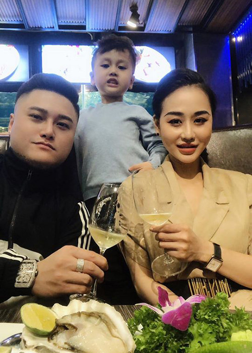 Người mai mối Tiên Moon và Vũ Duy Khánh chính là Trường Giang. Sau một buổi diễn, nam danh hài chủ động rủ DJ Tiên Moon và Vũ Duy Khánh đi ăn chung.