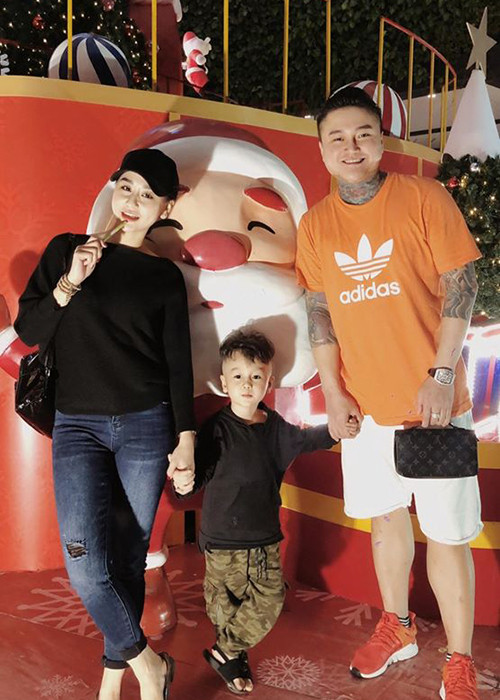 Sau khi ly hôn, Vũ Duy Khánh và Tiên Moon giữ mối quan hệ tốt. Cả hai cùng đưa con đi chơi, thậm chí có thể ngủ chung giường vì con.