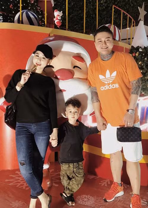 Sau khi ly hôn, Vũ Duy Khánh và Tiên Moon giữ mối quan hệ tốt. Cả hai cùng đưa con đi chơi, thậm chí có thể ngủ chung giường vì con.