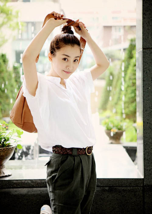 Trước Eun Hye, vợ chồng Bi Rain - Kim Tae Hee, Won Bin - Lee Na Young, Jun Ji Hyun đều giảm giá tiền thuê nhà để hỗ trợ người dân vì bệnh dịch COVID-19 bùng phát.