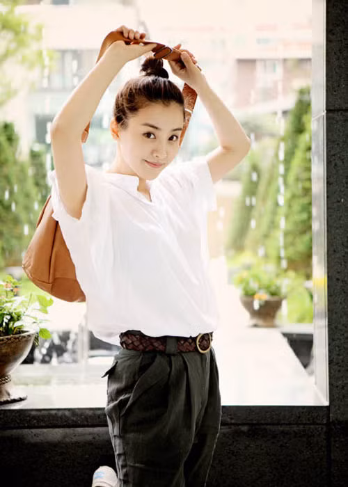 Trước Eun Hye, vợ chồng Bi Rain - Kim Tae Hee, Won Bin - Lee Na Young, Jun Ji Hyun đều giảm giá tiền thuê nhà để hỗ trợ người dân vì bệnh dịch COVID-19 bùng phát.