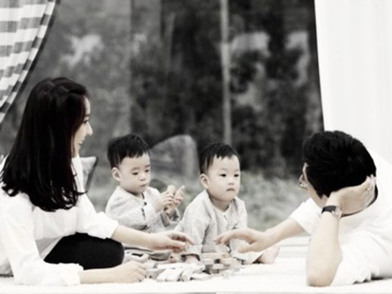 Năm 2011, người đẹp hạ sinh cặp quý tử song sinh Kim Jae Wan và Kim Jae Ho.